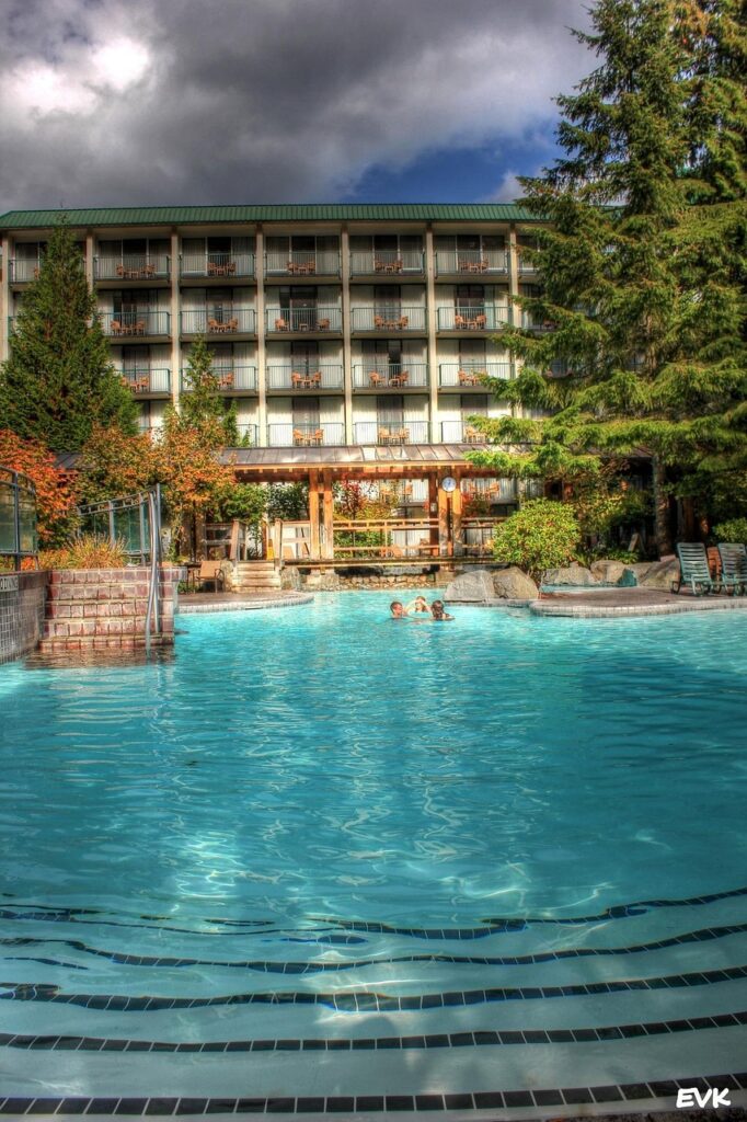 温泉付きホテルで子供が楽しめるプールのある宿は？